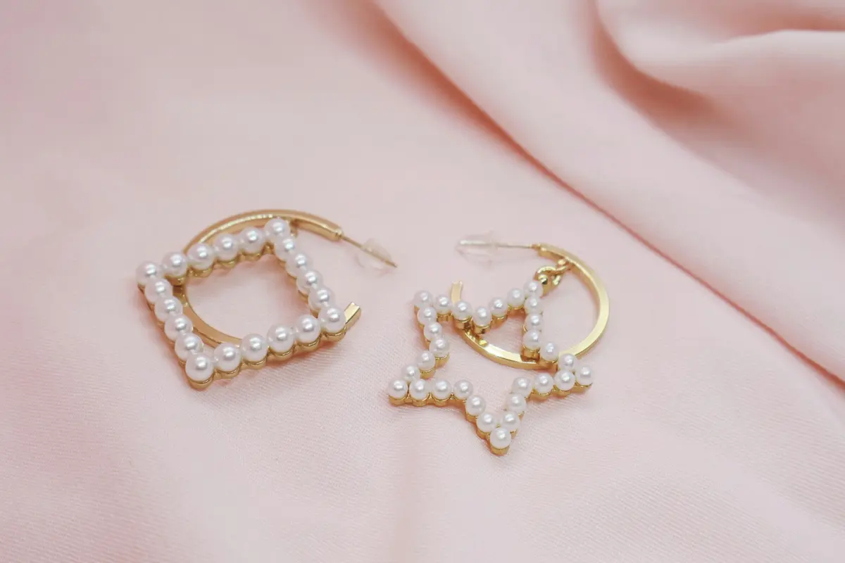 ilustrasi anting-anting, perhiasan, aksesoris emas