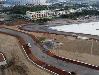Foto udara progres pembangunan Jakarta International E-Prix Circuit (JIEC) di kawasan Taman Impian Jaya Ancol, Jumat (25/3/2022). Sirkuit dengan lintasan sepanjang 2.400 meter itu pembangunnya telah mencapai 87,9 persen dan ditargetkan rampung pada awal April 2022. (Liputan6.com/Herman Zakharia)