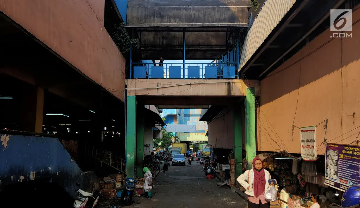 Suasana pasar tradisional Pasar Mingu di Jakarta, Rabu (17/7). Rencana revitalisasi 21 pasar tradisional di Ibu Kota terancam molor karena status lahan pasar masih dalam proses perubahan sertifikasi. (Liputan6.com/Immanuel Antonius)