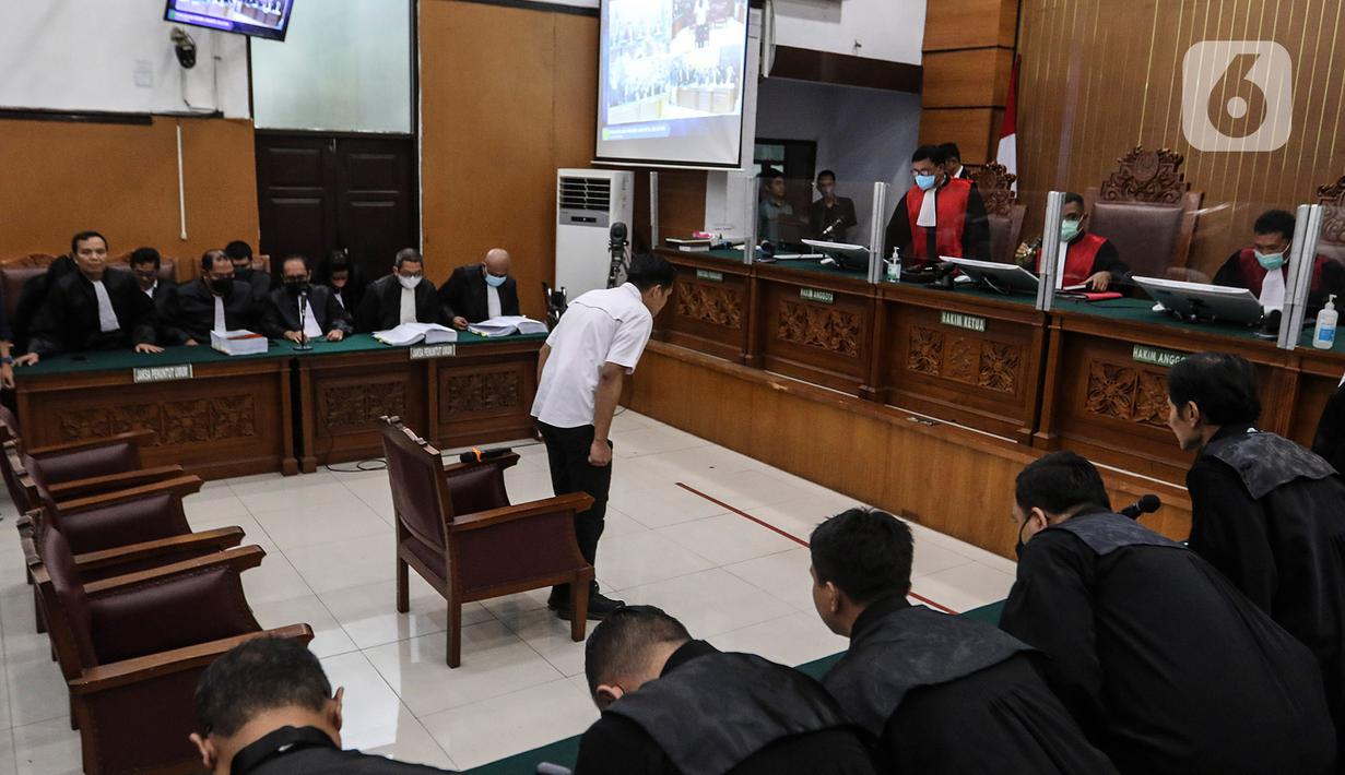 Terdakwa Richard Eliezer Pudihang Lumiu bersiap menjalani sidang lanjutan dalam kasus pembunuhan Brigadir Yosua Hutabarat di Pengadilan Negeri Jakarta Selatan, Rabu (18/1/2023).  Agenda sidang kali ini pembacaan tuntutan oleh Jaksa Penuntut Umum. (Liputan6.com/Johan Tallo)