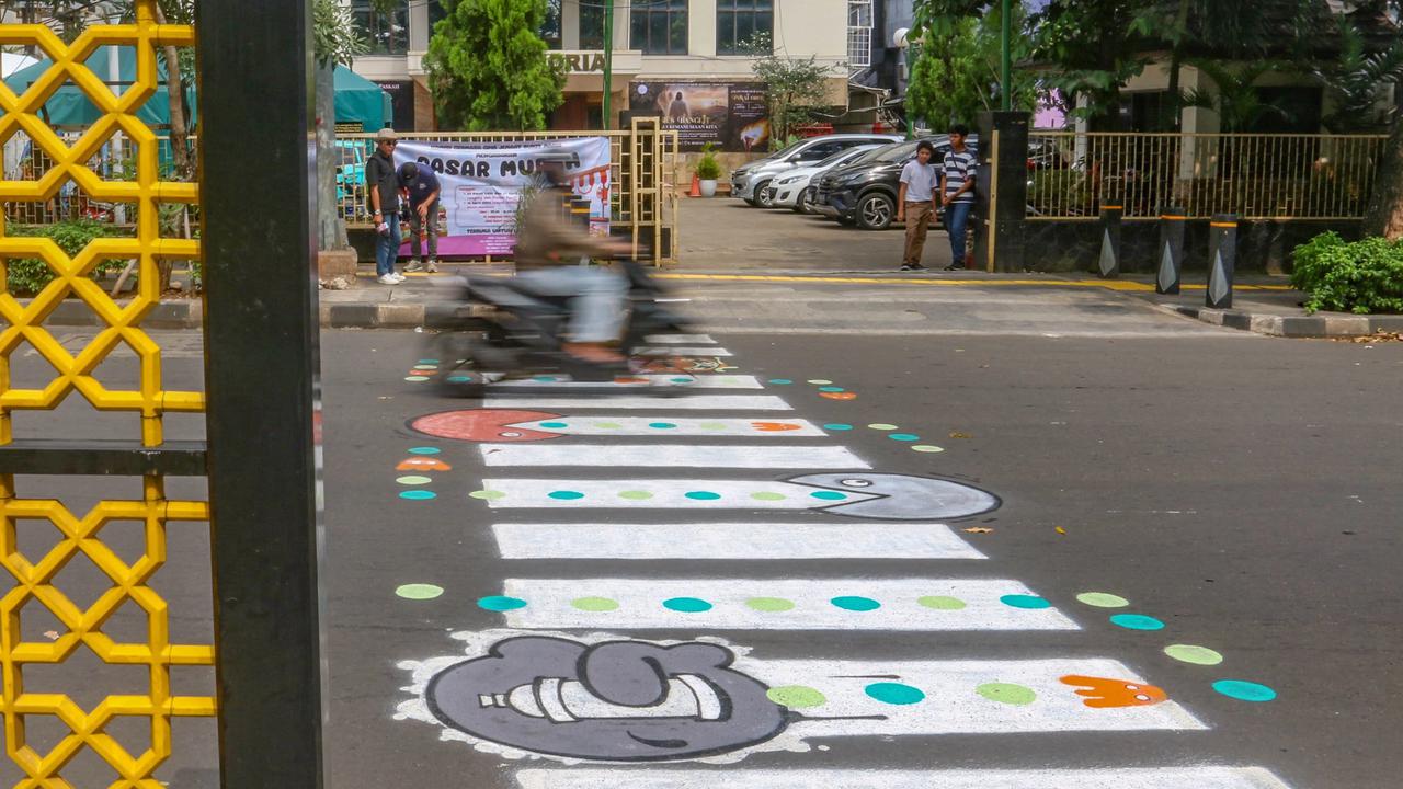FOTO: Zebra Cross Unik Kreatif Warga di Jalan Soepomo Jadi Perhatian Publik