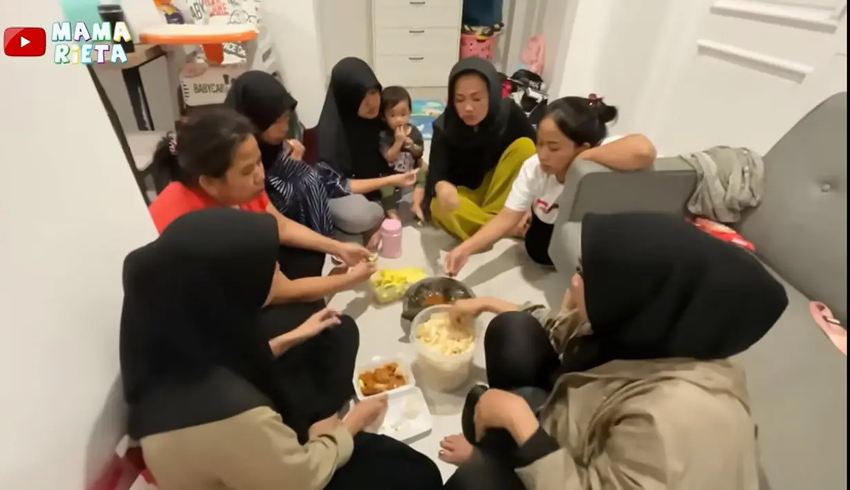 Kehadiran mama Nagita itu disambut hangat oleh para ART yang berkumpul. Mereka tampak dekat dengan ibunda Nagita.Mama Rieta juga santai duduk lesehan bersama para ART sambil  menikmati rujak. [Youtube/Mama Rieta]