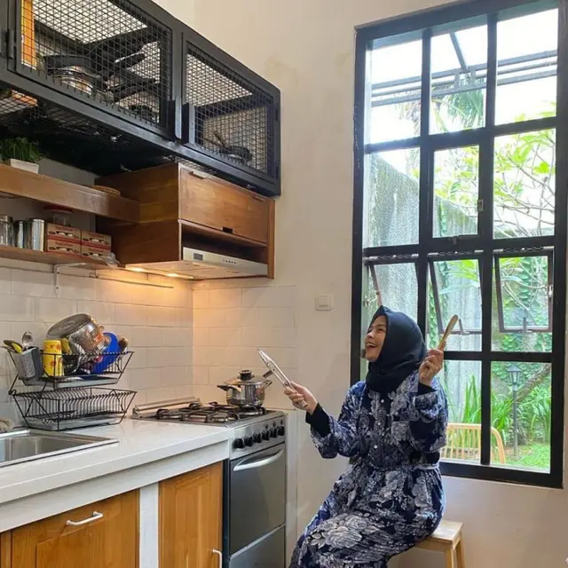 Menengok Dapur Tantri Kotak, Minimalis dan Bernuansa Kayu