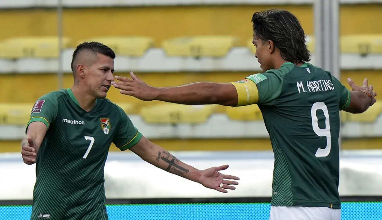 Pemain Bolivia Marcelo Martins (kanan) merayakan dengan rekan setimnya Juan Carlos Arce usai mencetak gol ke gawang Uruguay pada pertandingan kualifikasi Piala Dunia 2022 di Stadion Hernando Siles, La Paz, Bolivia, 16 November 2021. Bolivia menang 3-0. (AP Photo/Juan Karita)
