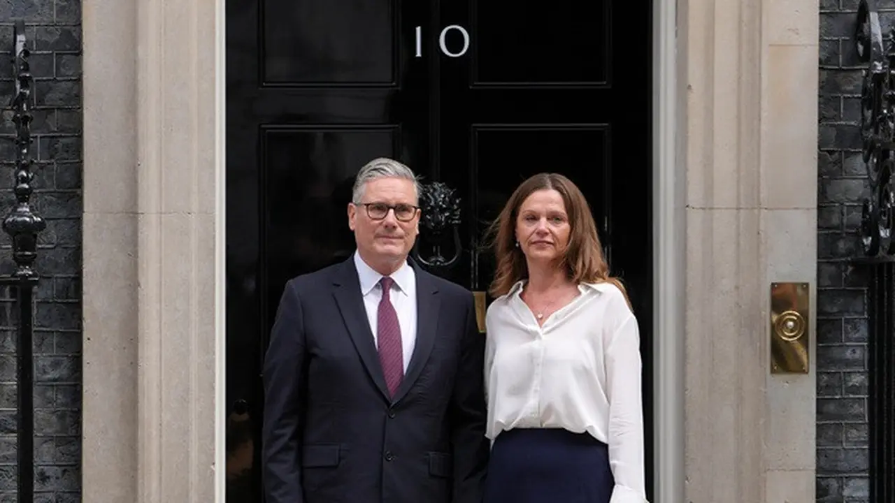 Perdana Menteri Inggris Keir Starmer dan istrinya, Victoria, berdiri di depan kediaman resmi 10 Downing Street usai menyampaikan pernyataan kepada media di London, Senin (22/6/2026).