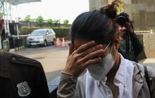 FOTO: Windy Idol Tutupi Wajah Usai Diperiksa KPK Terkait Dugaan Kasus TPPU