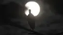 Seekor bangau terlihat di balik bulan purnama yang juga dikenal sebagai Bulan Purnama Mei di atas desa Rzanicino dekat Skopje, Makedonia Utara pada 5 Mei 2023. Pada malam 5 Mei 2023, terjadi apa yang disebut gerhana bulan penumbra. (Photo by Robert ATANASOVSKI / AFP)