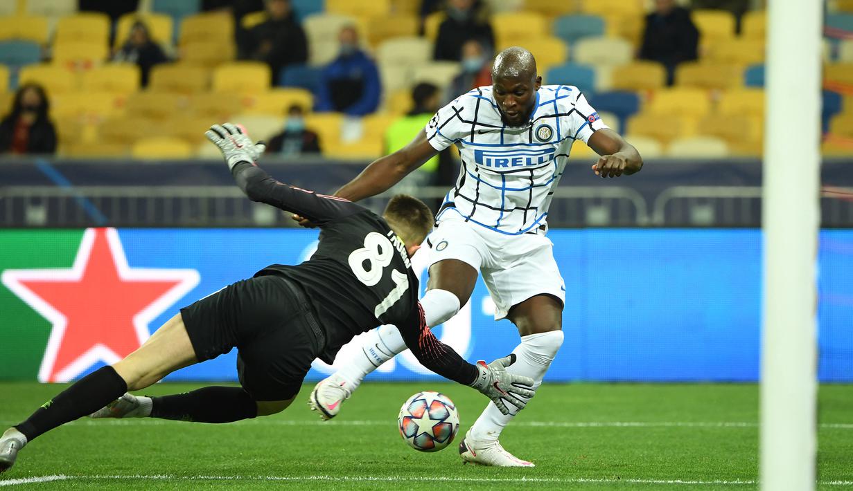 Penyerang Inter Milan, Romelu Lukaku, berusaha mencetak gol ke gawang Shakhtar Donetsk pada laga lanjutan Liga Champions 2020/2021 di NSC Olimpiyskiy, Rabu (28/10/2020) dini hari WIB. Inter Milan bermain imbang 0-0 lawan Shakhtar Donetsk. (AFP/Sergei Supinsky)