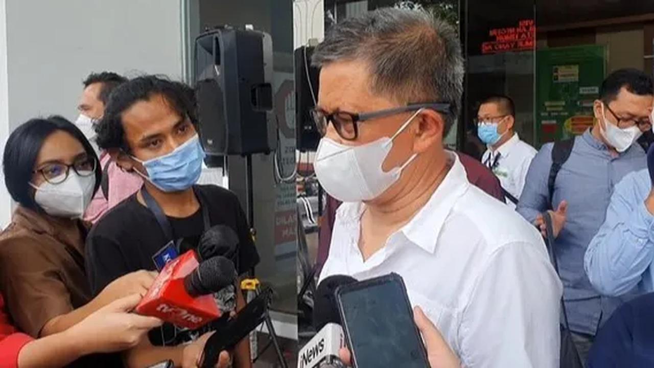 Diketahui, Rocky Gerung hari inimenjalani pemeriksaan perdana sebagai saksi kasus penyebaran berita bohong alias hoaks dan pencemaran nama presiden.<br>