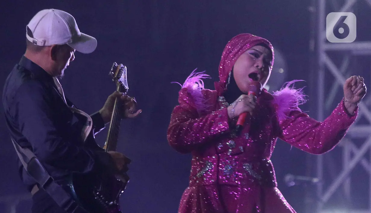 Penyanyi dangdut legendaris, Elvy Sukaesih tampil pada hari kedua Synchronize Fest 2024 di JIExpo Kemayoran, Jakarta, Sabtu (5/10/2024). (Liputan6.com/Herman Zakharia)