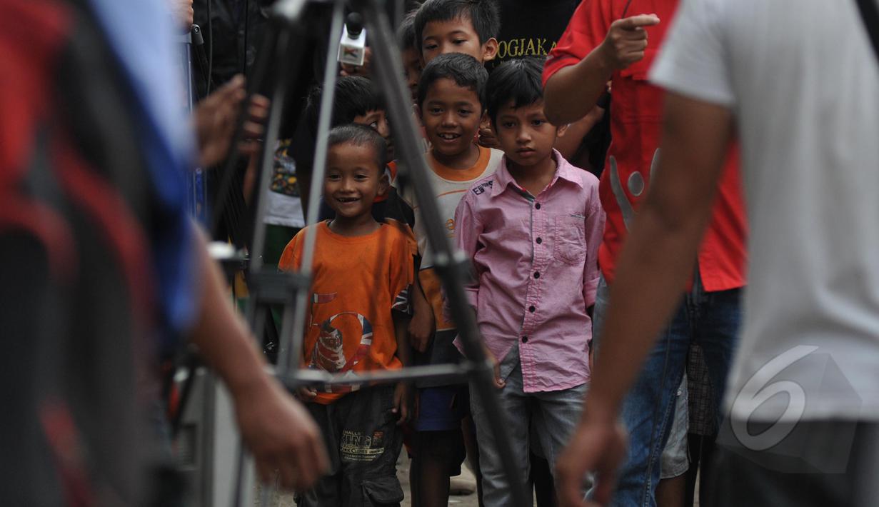 Sejumlah anak kecil ikut memadati Dermaga Wijayapura yang menjadi pintu masuk utama menuju ke Pulau Nusakambangan, Cilacap, Jateng, Kamis (5/3). Mereka merasa penasaran dan ingin menyaksikan suasana di dermaga penyeberangan itu. (Liputan6.com/Johan Tallo)