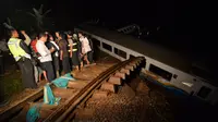 Kereta Api Malabar jurusan Bandung-solo anjlok masuk jurang akibat bataran rel mengalami longsor di lintasan kereta KM 244+0/1, Kadipaten Tasikmalaya, Jawa Barat, Jumat (4/4) (ANTARA FOTO/Adeng Bustomi)