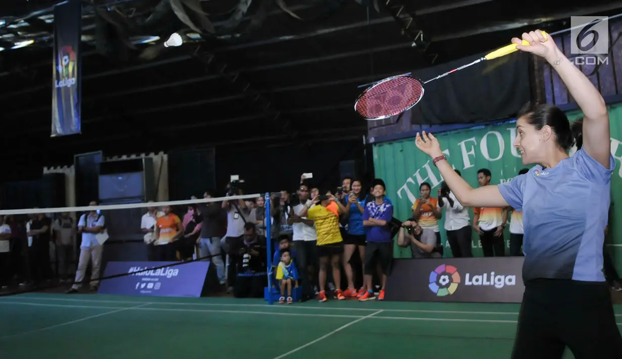 Pebulu tangkis Spanyol peringkat ke 4 dunia  wanita, Carolina Marin memberikan pelatihan bulu tangkis di Jakarta, Minggu (11/6). Kedatangannya sebagai upaya meningkatkan visibilitas dan dan Komite Paralimpik ke seluruh dunia. (Liputan6.com/Yoppy Renato)