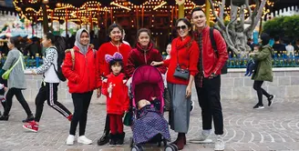 Seperti sejumlah selebriti lainnya, Ussy Sulistyawati dan Andhika Pratama juga mengajak anak-anaknya berlibur. Dan memilih Hong Kong sebagai destinasinya kali ini, berbagai momen spesial pun selalu dibagikan di media sosial. (Instagram/ussypratama)