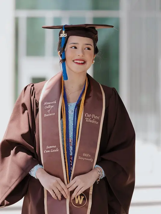 Mengutip dari Indeed, summa cum laude adalah puncak penghargaan kehormatan Latin yang diterjemahkan menjadi "dengan kehormatan tertinggi". Summa cum laude adalah lebih tinggi dibanding dari cum laude dan magna cum laude. 
 [Instagram/bebytsabina]