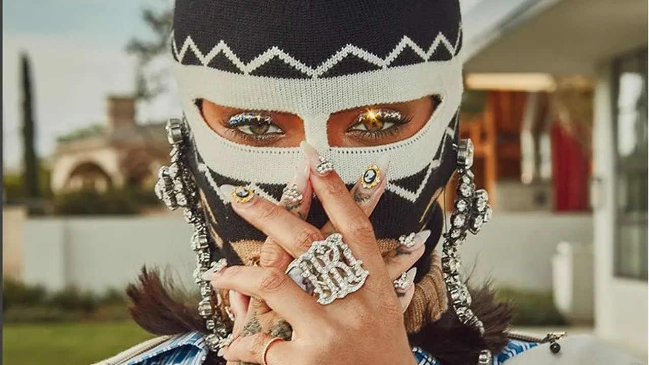 Rihana Tampil dengan Topeng Nyentrik ke Coachella