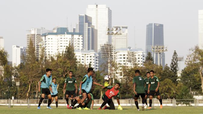 Pemain Timnas Indonesia U-22 berebut bola saat latihan di Lapangan G, Senayan, Jakarta, Sabtu (5/10). Latihan ini merupakan persiapan menjelang SEA Games 2019. (Bola.com/Yoppy Renato)