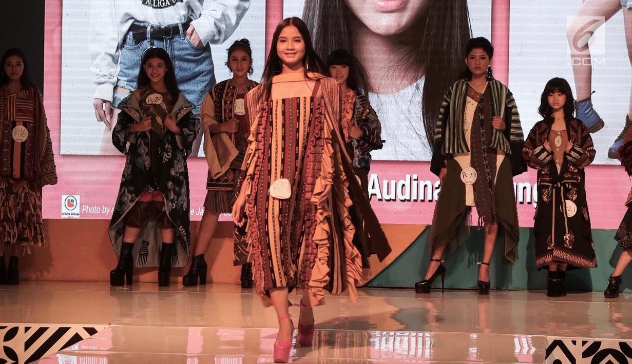 Kontestan membawakan busana pada ajang Plangi Model Hunt 2019 di Plaza Semanggi, Jakarta, Minggu (25/11). Selama proses penjurian, para kontestan mengikuti sesi pemotretan dan pembekalan. (Merdeka.com/Arie Basuki)