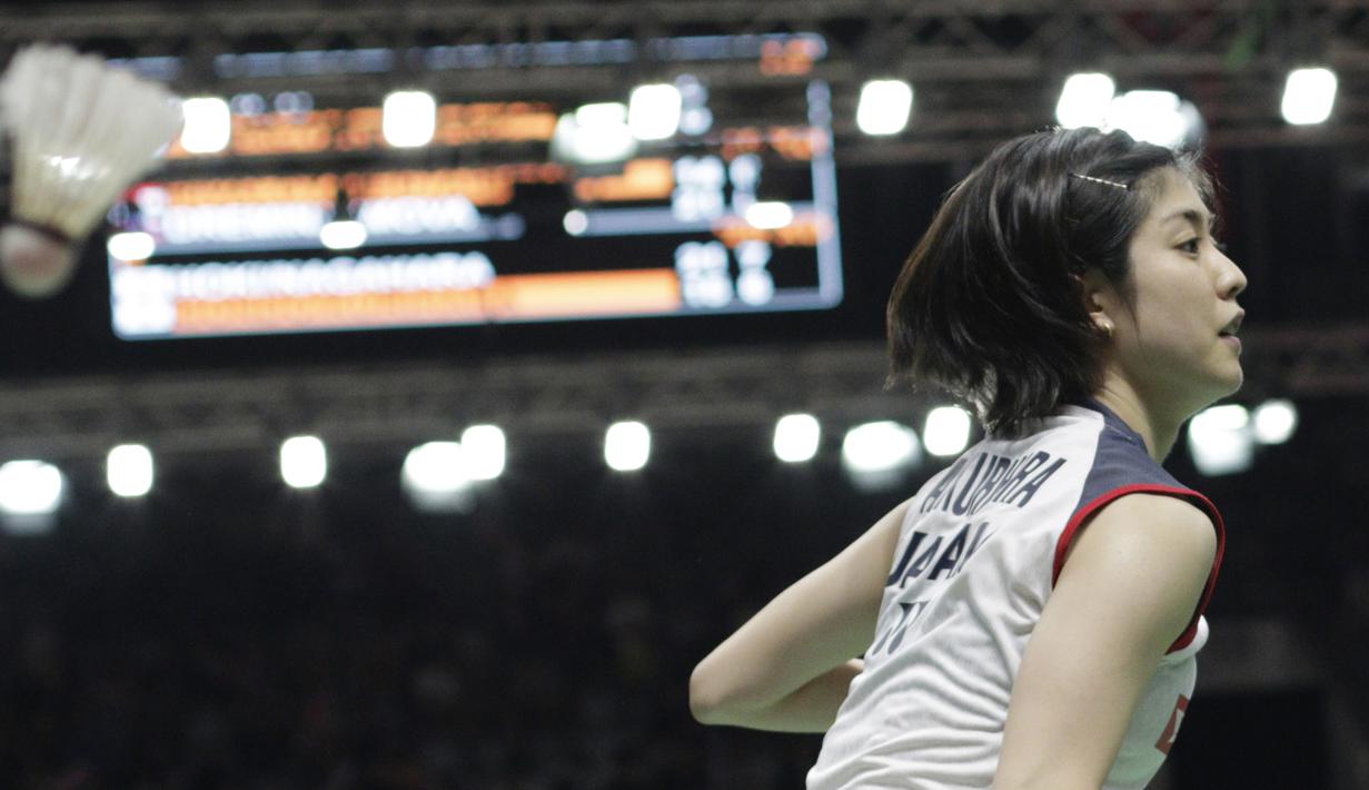 Ganda putri Jepang, Ayane Kurihara, tampak fokus saat melawan ganda Jepang lainnya pada Indonesia Masters 2019 di Istora Senayan, Jakarta, Selasa (22/1). Gondo / Kurihara gagal lolos ke babak kedua. (Bola.com/M. Iqbal Ichsan)
