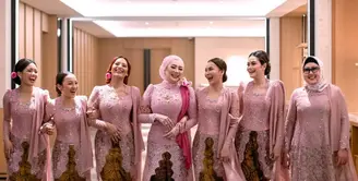 Saat hari bahagia Aaliyah dan Thariq, keluarga mereka tampil dengan seragam yang serasi dalam hal warna. Pilihan busana mereka menarik untuk disimak dan dijadikan inspirasi. [@deafebrindagallery/@thariqhalilintar].