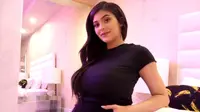 Kylie Jenner akhirnya mengumumkan kelahiran putri pertamanya bersama dengan Travis Scott. Ia pun merilis pernyataan dan sebuah video. (Reality Blurb)