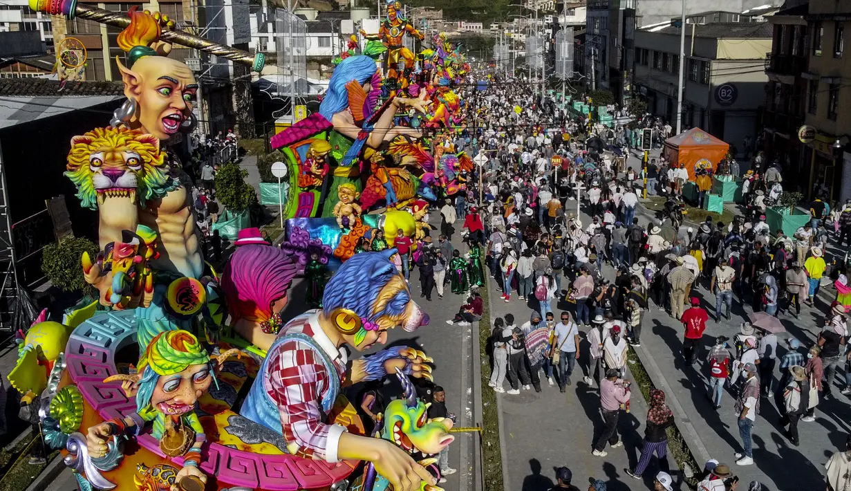 Pemandangan udara selama Karnaval Hitam dan Putih di Pasto, Kolombia (6/1/2022). Karnaval Hitam Putih, yang telah asal-usulnya dalam campuran ekspresi budaya Andes, Amazon, dan Pasifik. (AFP/Joaqin Sarmiento)