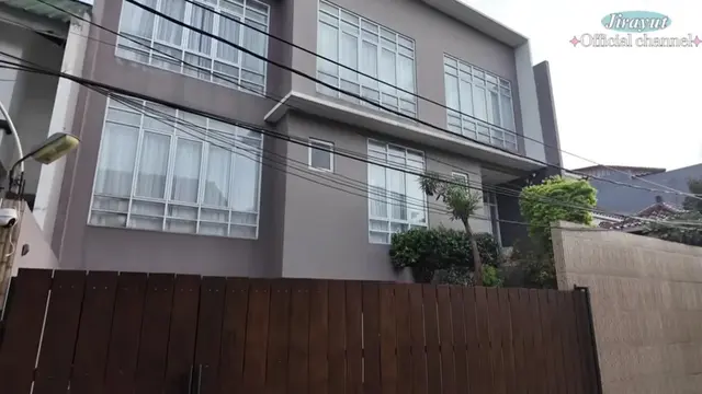 Potret rumah Jirayut di Indonesia (Foto: YouTube Jirayut Official Channel)