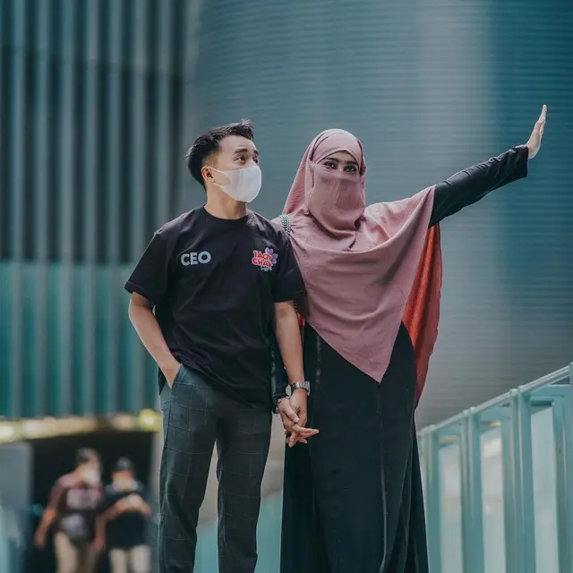 Tersebar Foto Tanpa Hijab, Ini 6 Potret Serell Thalib Istri Taqy Malik Pakai Cadar