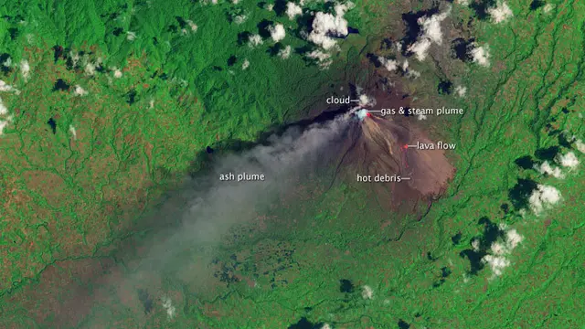 Aktivitas Gunung Sinabung pada 6 Maret 2014. (NASA Earth Observatory/ Jesse Allen and Robert Simmon/ Landsat)