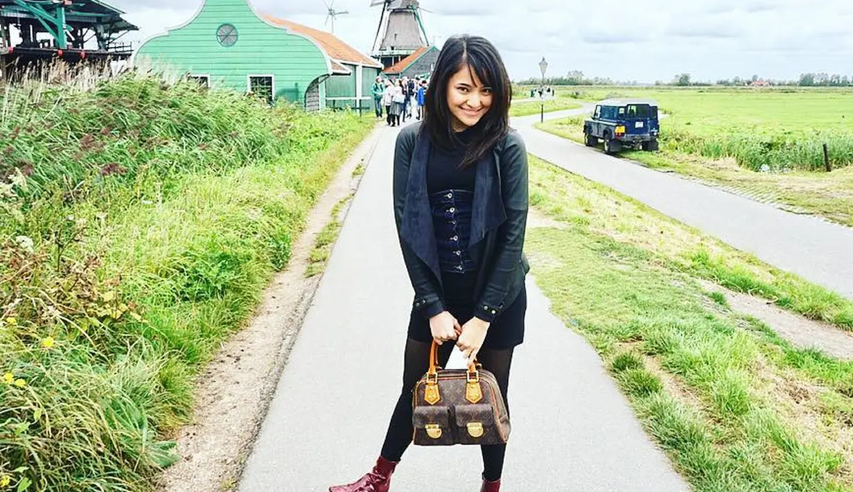 Marshanda, belakangan kembali disibukan dengan syuting stripping sinetron di SCTV yang berjudul Orang ke Tiga. Meski begitu, Marshanda tetap memerhatikan soal penampilan dan gayanya sebagai mama kece. (Instagram/marshanda99)