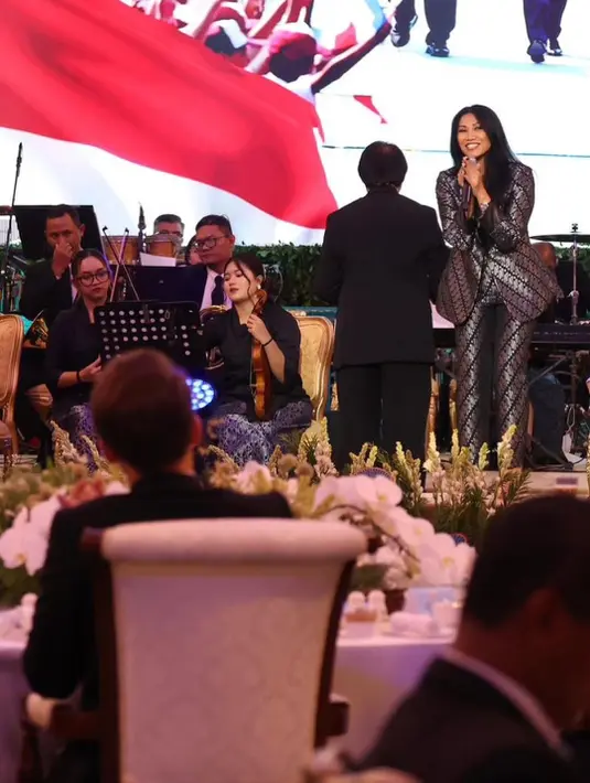 Tak hanya jadi tamu undangan, Anggun turut menyumbangkan suara merdunya untuk memeriahkan acara tersebut [@anggun_cipta]