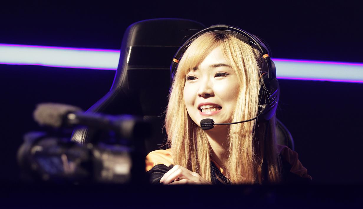 Sherlin Tsu saat menghadapi tim Magic Academy pada Mobile Legends Bang Bang: All Star 2019 di Tenis Indoor Senayan, Jakarta, Sabtu (20/7). MLBB All Star Team dibagi menjadi 4 tim yang dipimpin pemain Onic eSports. (Bola.com/Yoppy Renato)