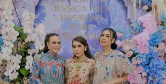 Sedangkan Natalia Hasibuan mengenakan long dress dengan detail puffy dan bordiran bunga warna pink. Sementara Natalia Hasibuan memilih dress nuansa nude dengan aksen bordiran bunga warna merah.