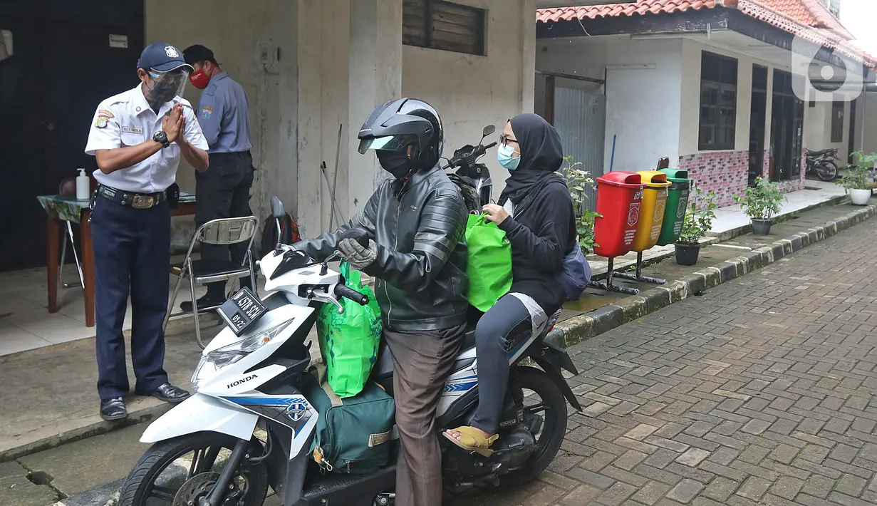 Pasien yang telah dinyatakan sembuh dari COVID-19 dijemput keluarganya usai meninggalkan ruangan isolasi Graha Wisata Ragunan di Jakarta, Jumat (29/1/2021). Sebanyak 68 pasien covid-19 dari total 81 pasien yang melakukan isolasi di tempat itu telah dinyatakan sembuh. (Liputan6.com/Herman Zakharia)
