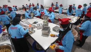 Dapur Kebayunan mitra mandiri Badan Gizi Nasional (BGN) mampu memproduksi 16.203 paket Makan Bergizi Gratis (MBG) setiap hari. (merdeka.com/Arie Basuki)