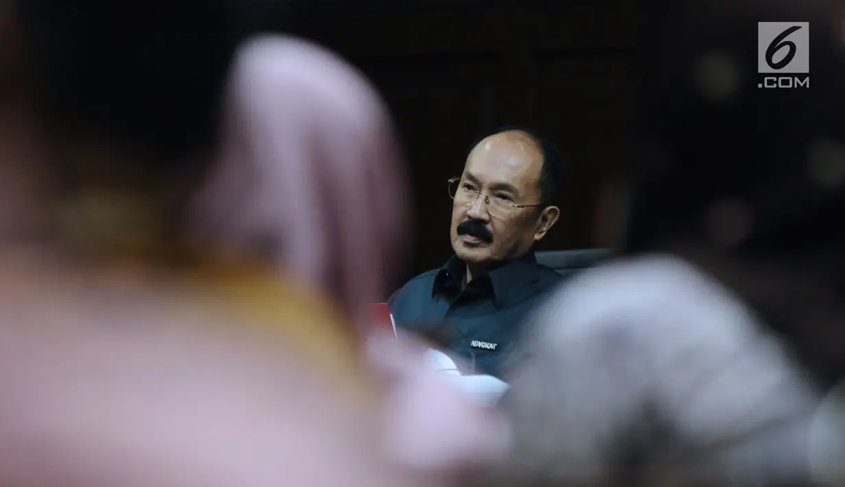 Terdakwa kasus dugaan merintangi penyidikan dugaan korupsi e-KTP, Fredrich Yunadi saat mengikuti sidang lanjutan di Pengadilan Tipikor, Jakarta, Kamis (15/3). Sidang mendengarkan keterangan saksi. (Liputan6.com/Helmi Fithriansyah)