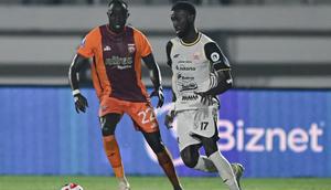 Bek Borneo FC Samarinda, Christophe Nduwarugira mencoba merebut bola dari penguasaan winger Persija Jakarta, Allano dalam laga pekan ketujuh BRI Super League 2025/2026 di Stadion Segiri, Samarinda, Minggu (28/9/2025). (Dok. Persija)