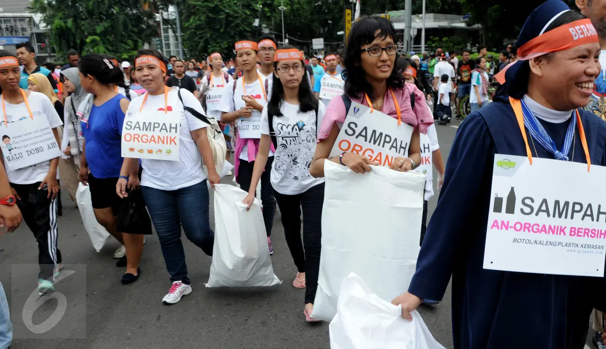 Para komunitas peduli lingkungan saat mencari sampah yang berserakan, Jakarta, Minggu (21/2). Dinas Kebersihan DKI Jakarta bekerjasama dengan Qlue dan 25 komunitas peduli lingkungan melakukan aksi Clean Up di kawasan jakarta. (Liputan6.com/Helmi Afandi)