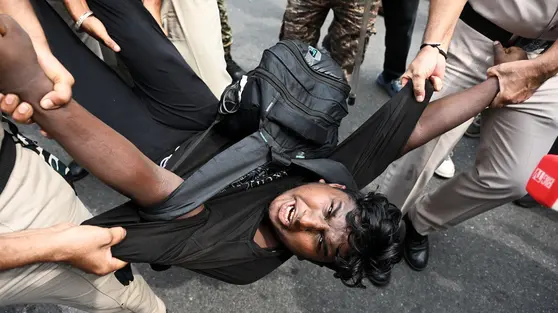 Polisi India Tangkap Ribuan Pemuda Saat Aksi Tuntut Ketua KPU Mundur
