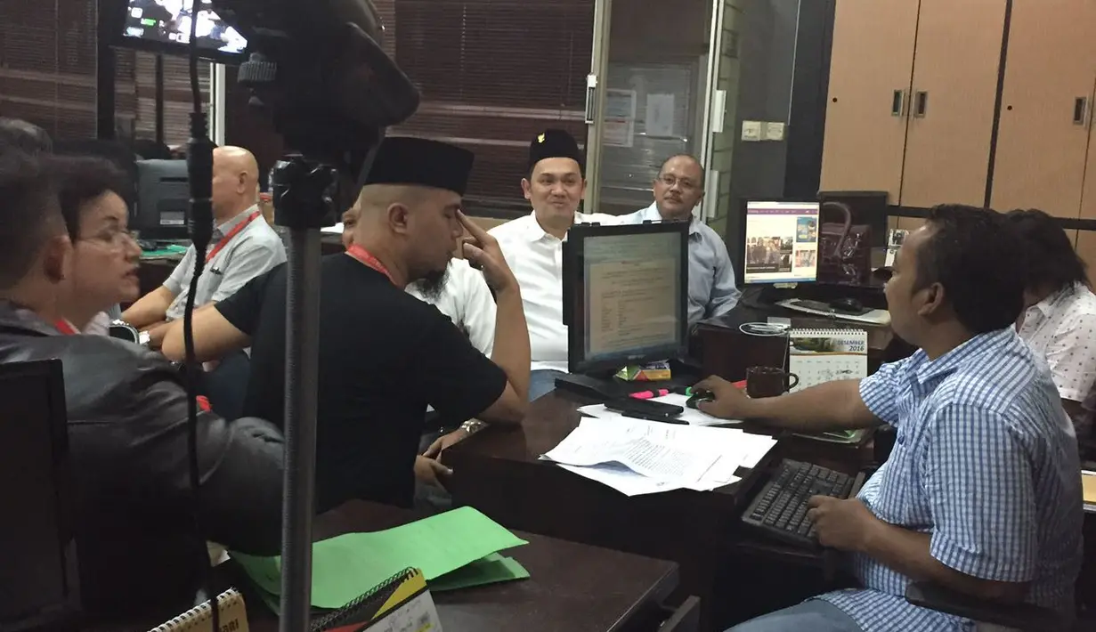 Sejak lama perseteruan musisi Ahmad Dhani dan pengacara Farhat Abbas. Perseteruan itu berawal pada tahun 2013 silam, cuitan Farhat di twitter setelah anak Dhani, AQJ mengalami kecelakaan. (Istimewa)