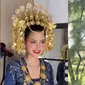 Sarah Menzel Pakai Gaun Adat Minang (Sumber: Instagram/windysavosacouture)