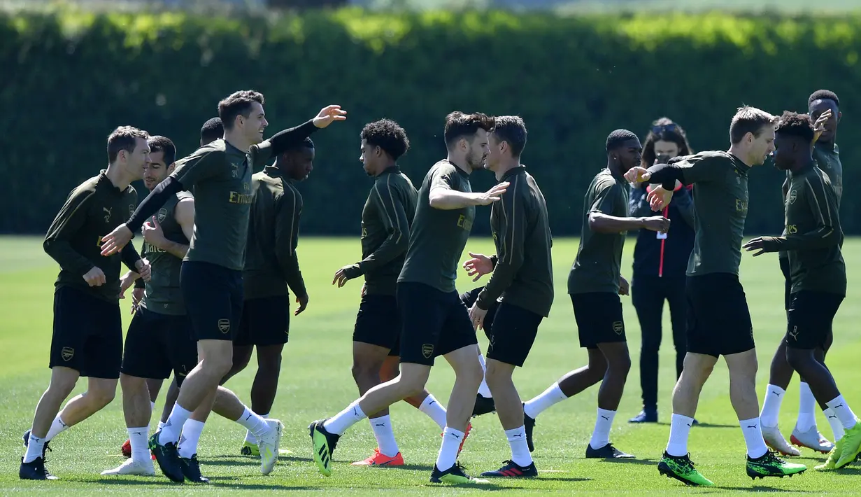 Pemain Arsenal melakukan pemanasan saat mengikuti latihan di pusat pelatihan London Colney di St. Albans (21/5/2019). Arsenal akan bertanding melawan Chelsea pada babak Final Liga Europa pada 29  Mei di Baki Olimpiya Stadionu. (AFP Photo/Olly Greenwood)