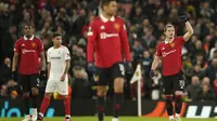 Marcel Sabitzer dari Manchester United, kanan, merayakan setelah mencetak gol pertama timnya selama pertandingan sepak bola perempat final leg pertama Liga Europa antara Manchester United dan Sevilla di stadion Old Trafford di Manchester, Kamis, 13 April 2023. (Foto AP / Dave Thompson)