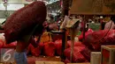 Seorang buruh mengangkut sekarung cabe di kawasan Pasar Induk Kramat Jati, Jakarta, Sabtu (14/01). Rata-rata mereka mendapatkan upah Rp 30.000 - Rp 50.000 ribu dari setiap jasa pengantaran. (Liputan6.com/JohanTallo)