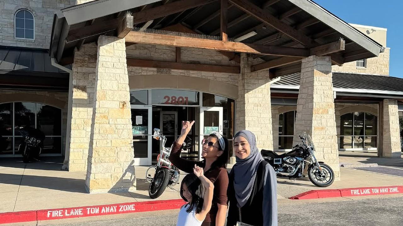 Potret Tengku Firmansyah Pakai Topi Cowboy saat Liburan di Texas Bersama Keluarga