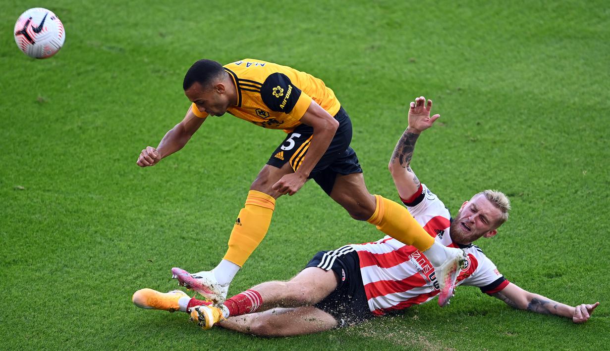 Bek Wolverhampton Wanderers, Marcal, berebut bola dengan striker Sheffield United, Oliver McBurnie, pada laga Liga Inggris di Bramall Lane, Selasa (15/9/2020). Wolverhampton menang 2-0 atas Sheffield United. (AFP/Laurence Griffiths/pool)