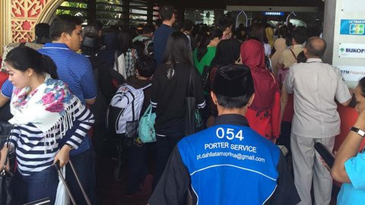 Penerbangan masih ditutup,ratusan penumpang datangi Bandara Babullah