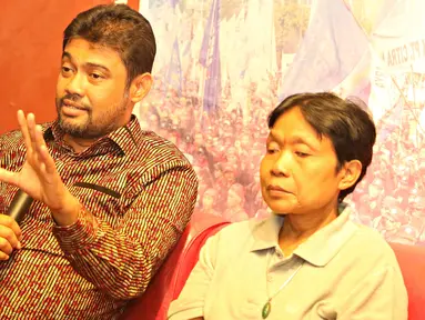 Presiden KSPI Said Iqbal (kiri) bersama Ketum SBSI'92 Sunarti menjadi pembicara dalam diskusi publik bertajuk “Partai Politik Buruh, Melawan Arus Deparpolisasi” di Jakarta, Kamis (28/4). (Liputan6.com/Immanuel Antonius)