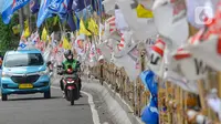 Bendera partai politik terpasang pada pinggiran Jembatan Layang Mampang, Jakarta, Selasa (23/1/2024). Meski Pemprov DKI Jakarta dan seluruh partai politik sepakat menertibkan alat peraga kampanye (APK) yang berpotensi membahayakan pengguna jalan, tetapi masih banyak APK yang berisiko membahayakan bertebaran di sejumlah titik Jakarta. (merdeka.com/Arie Basuki)