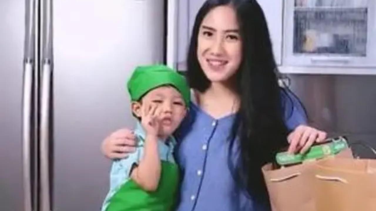 Dapur Mewah Serba Silver di Rumah Tamara Tyasmara, Modelnya Modern Bak Restoran yang Elegan